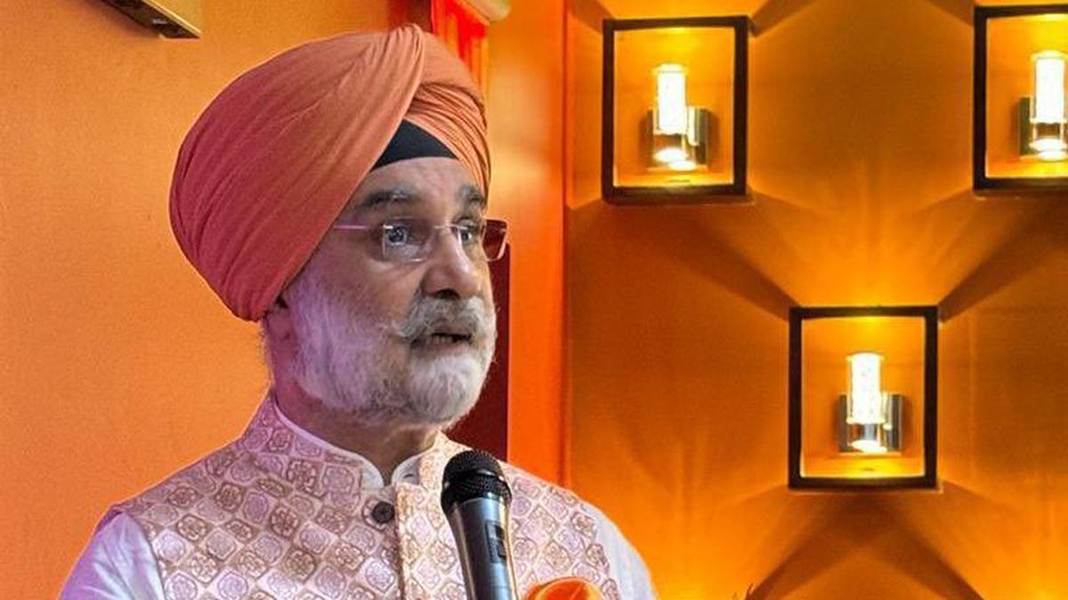 India's envoy to U.S. Sandhu visits Gurudwara in New York, Khalistan supporters heckle him