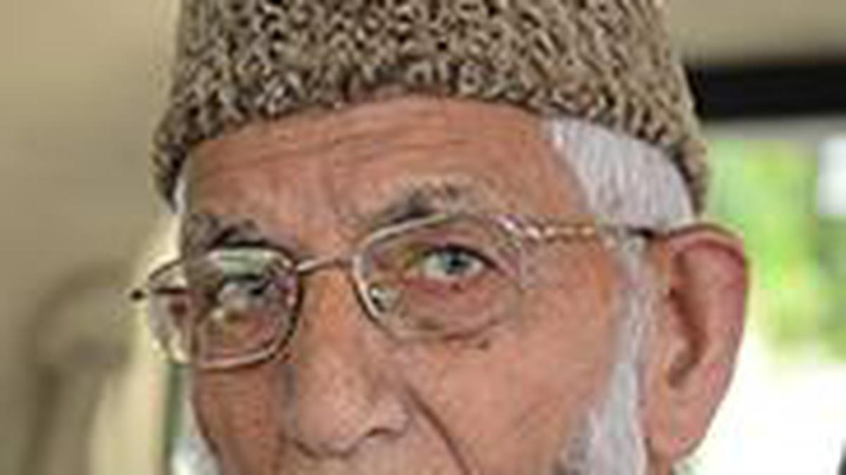 Mehbooba, Mirwaiz condemn ‘maltreatment’ of Geelani’s body