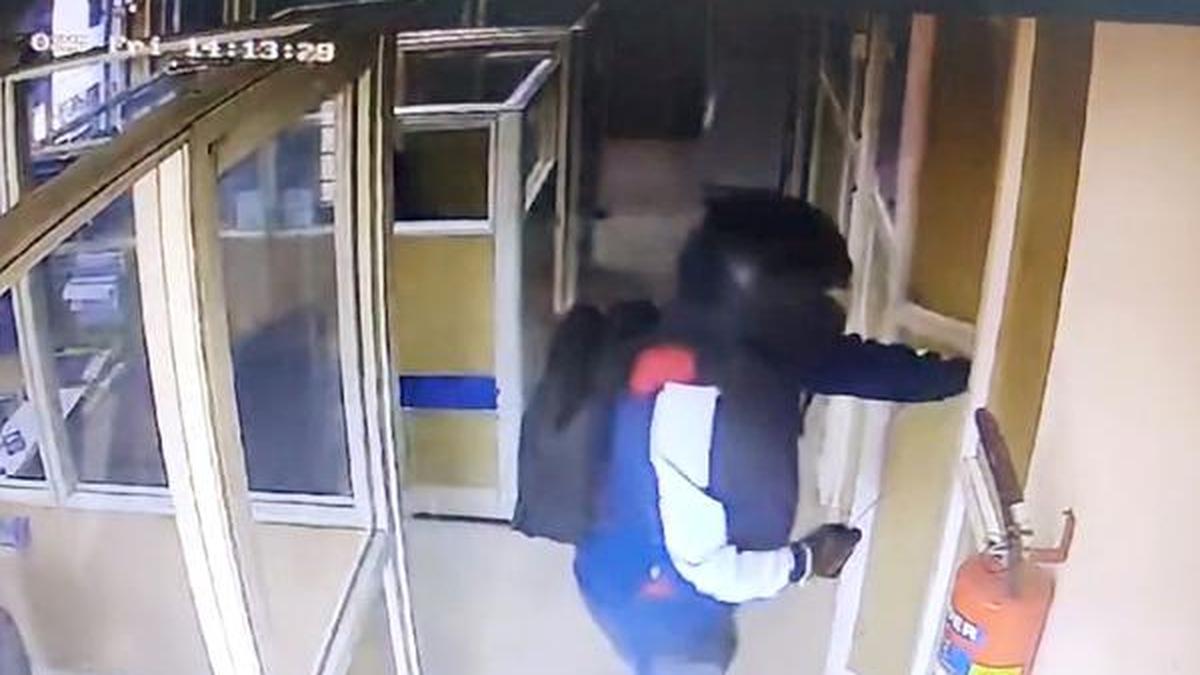 Bank loses ₹15 lakh in daylight robbery at knifepoint in Kerala’s Thrissur