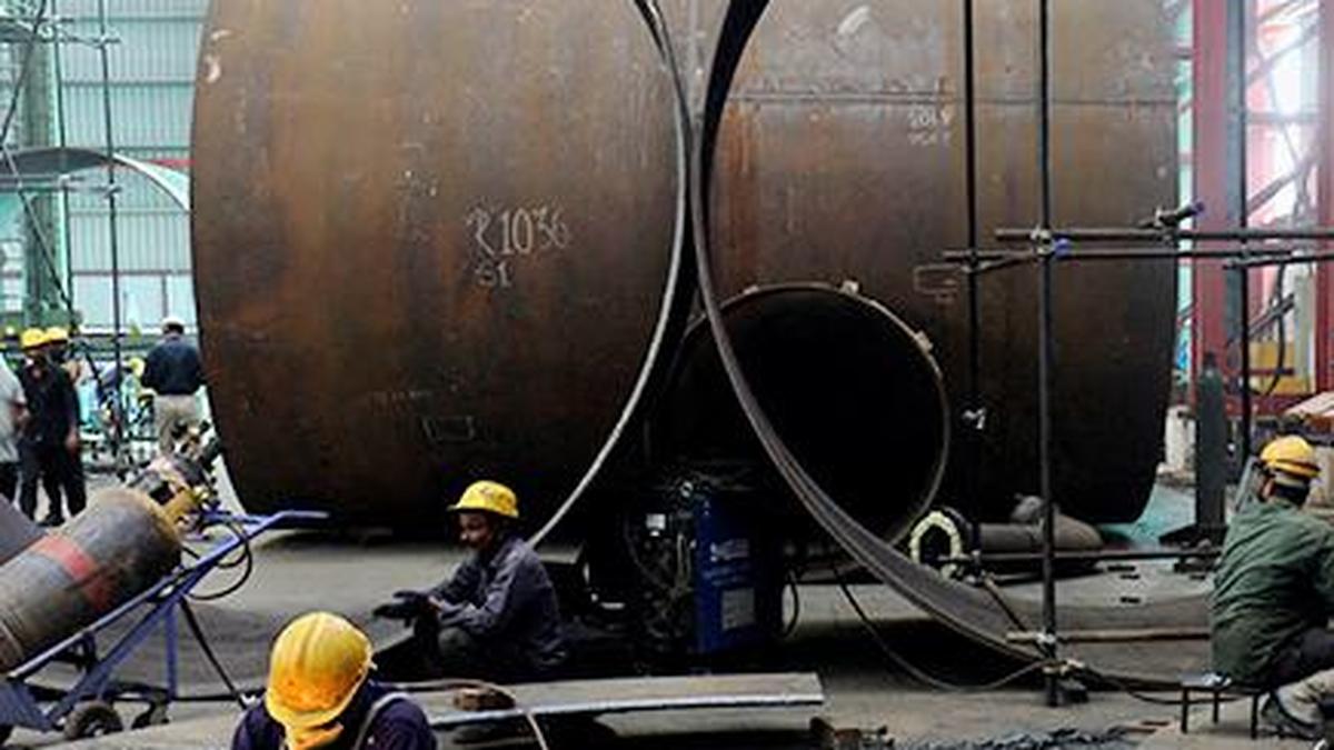 El crecimiento del índice de producción industrial se desaceleró a un mínimo de tres meses del 4,8%, respaldado por una desaceleración en varios sectores.