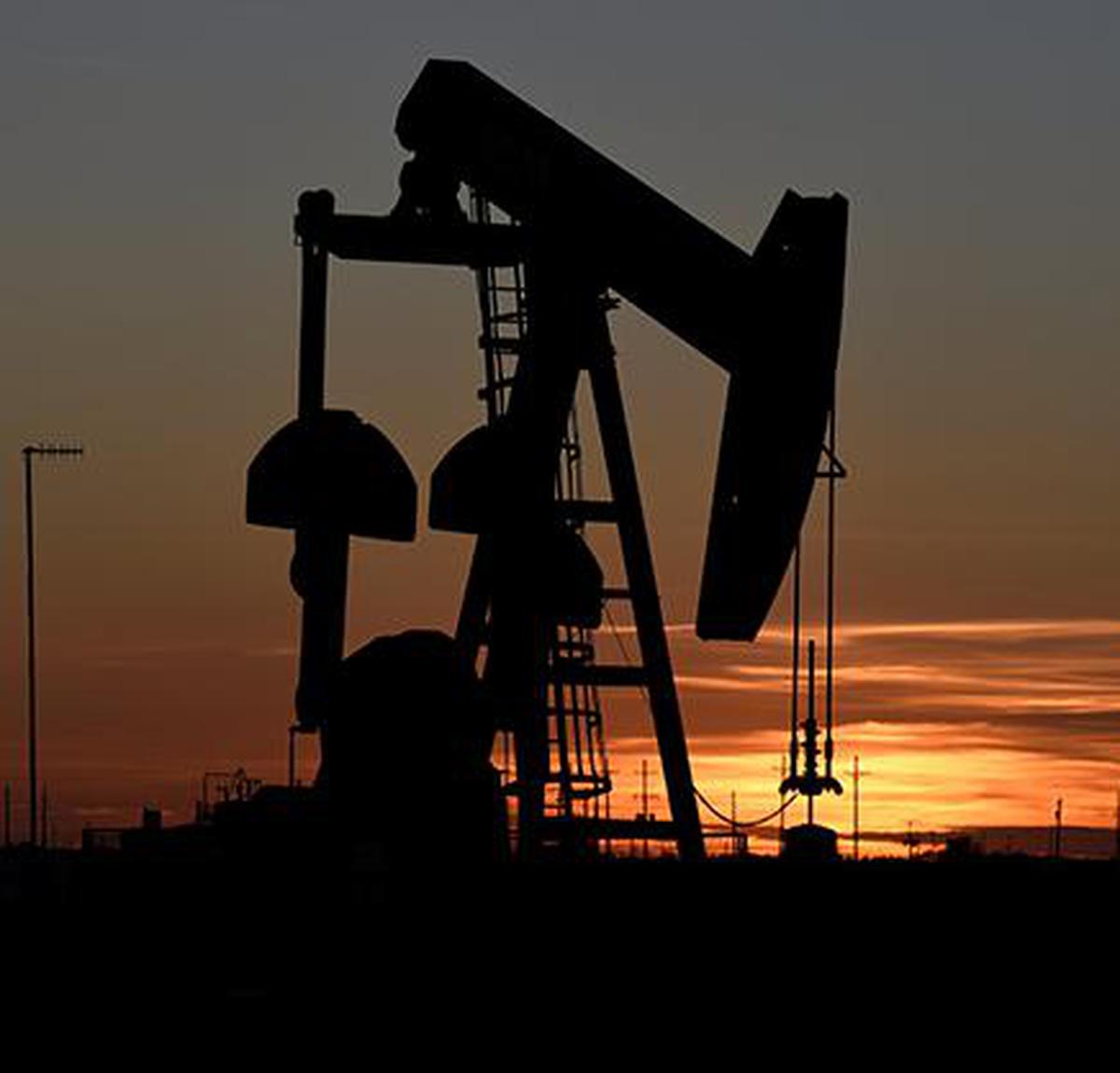 Oil prices fall more than 3% on Russian oil price cap talks