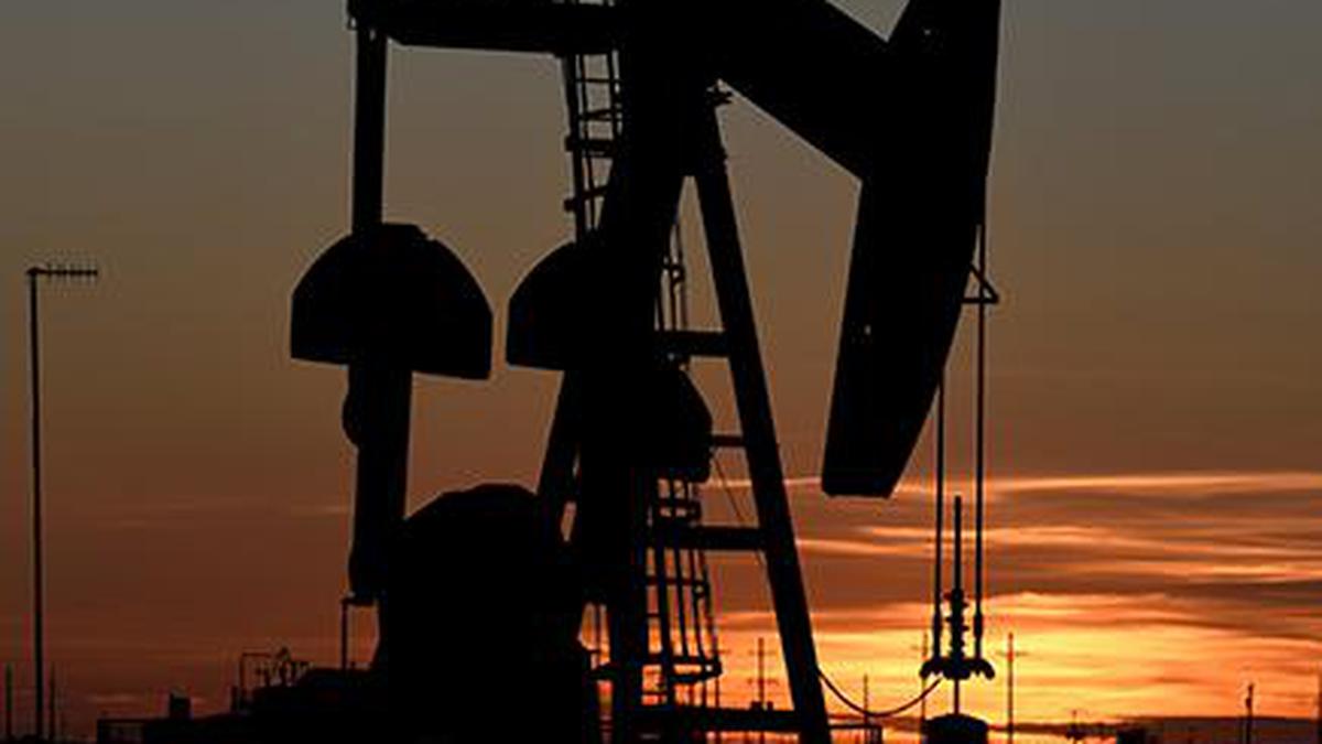 Oil prices fall more than 3% on Russian oil price cap talks