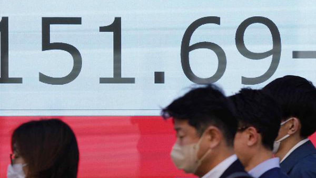 Yen hits 34-year low, equity markets mixed before key U.S. data