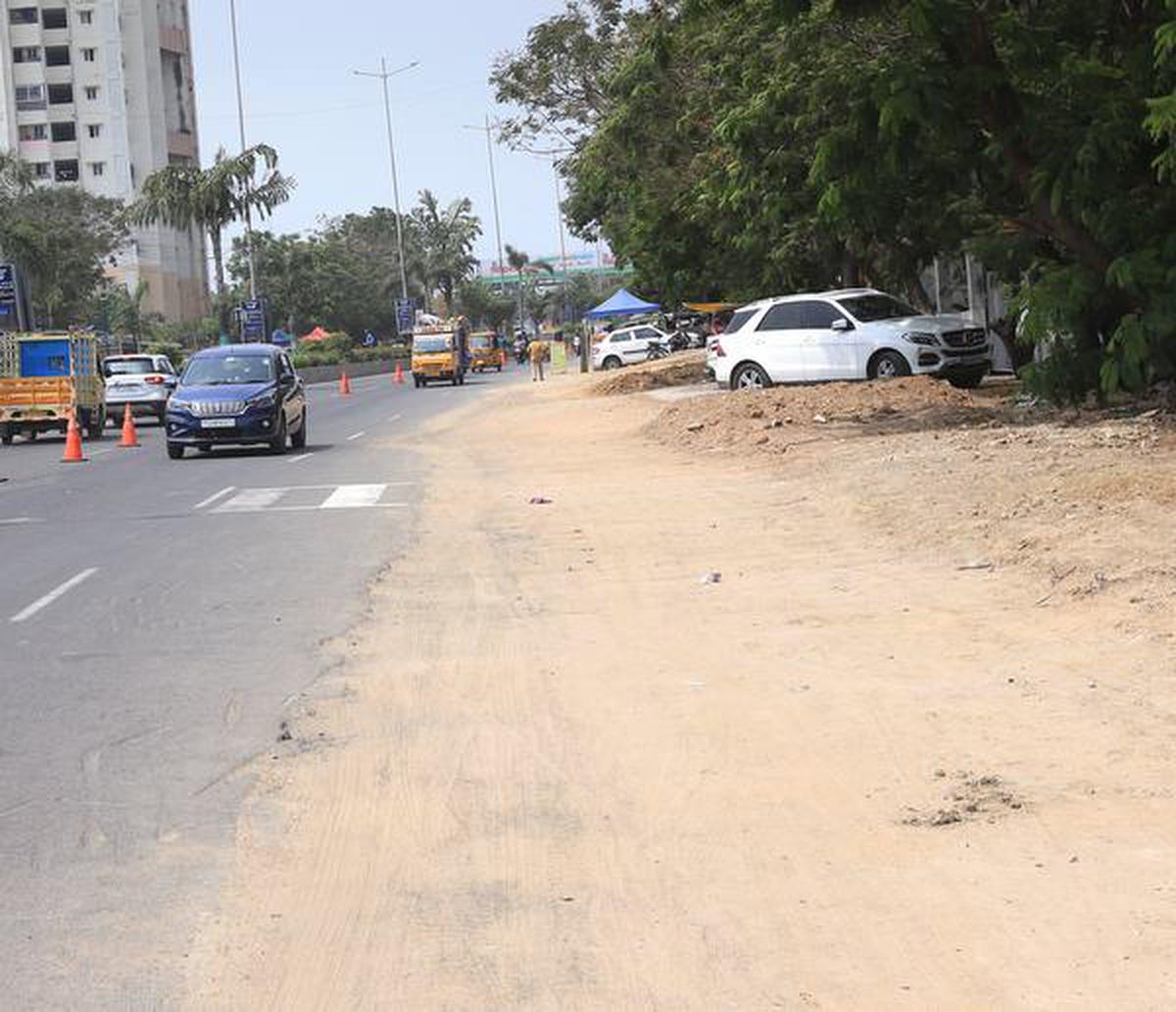 On section of ECR Link Road, vehicular traffic moving in opposite directions is routed through the same carriageway as the other carriageway is closed for CMWSSB work. The carriageway, now made busier, can be made wider by relaying the section of it that had earlier been opened up for CMWSSB work and now covered with earth.  Photos: Prince Frederick