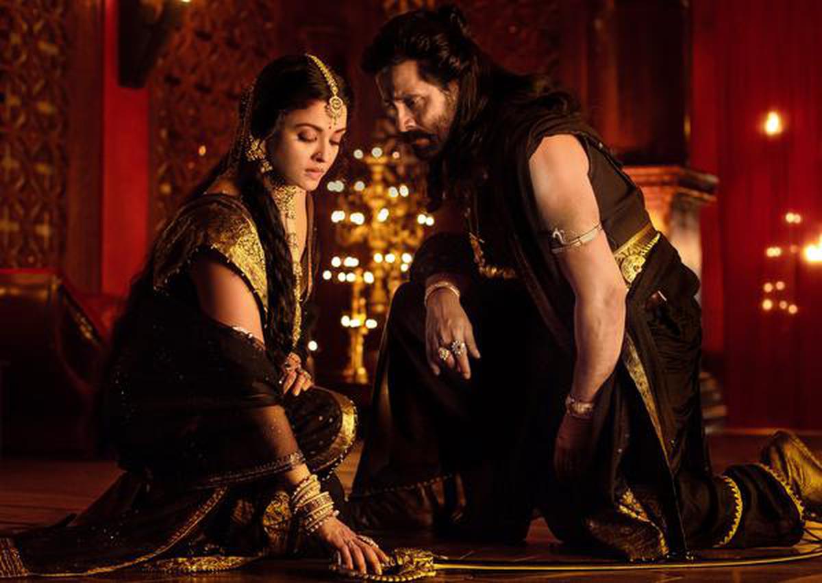 Vikram and Aishwarya Rai in a still from ‘Ponniyin Selvan’