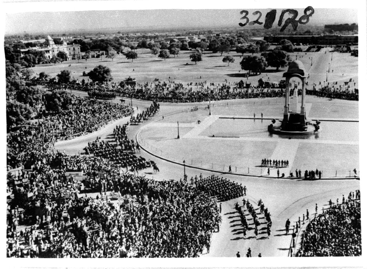 A panoramic view of the Republic Day Parade from India Gate (1953).