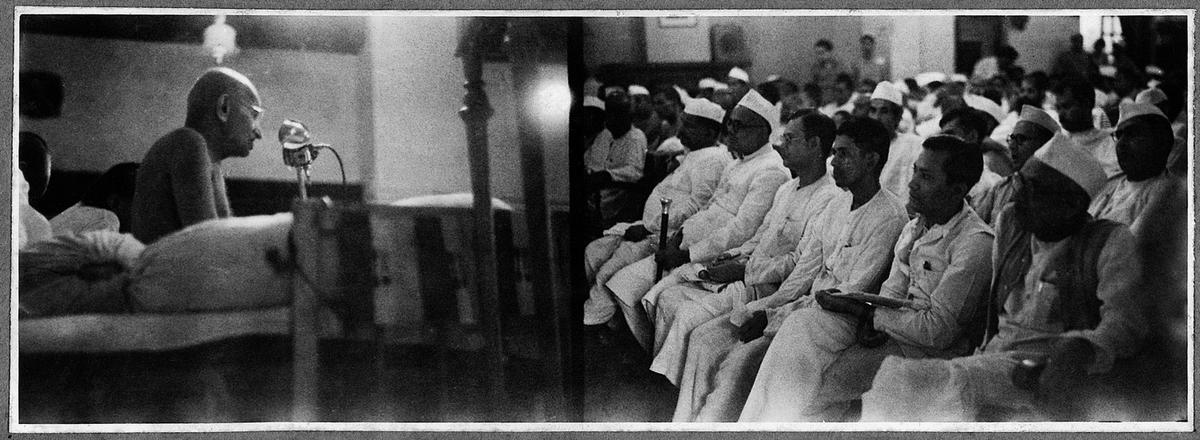 Gandhiji addressing Congress committee delegates.