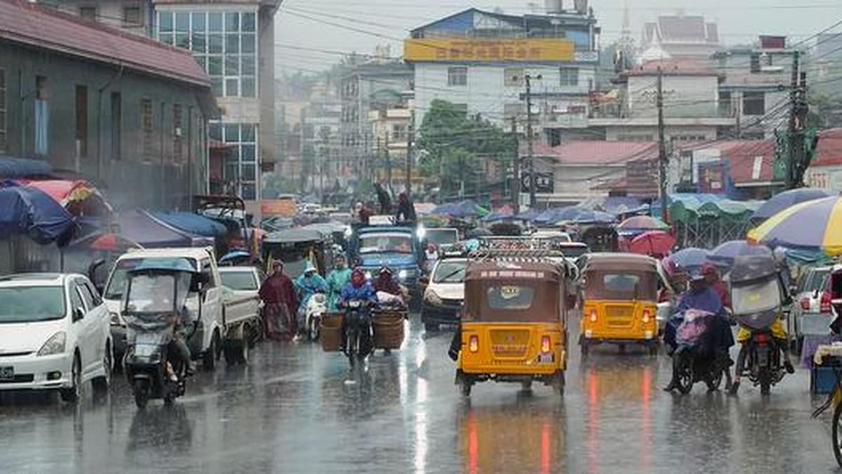 मनोबल बढ़ाने के लिए म्यांमार के विद्रोहियों ने मांडले की सड़क पर कब्ज़ा कर लिया है