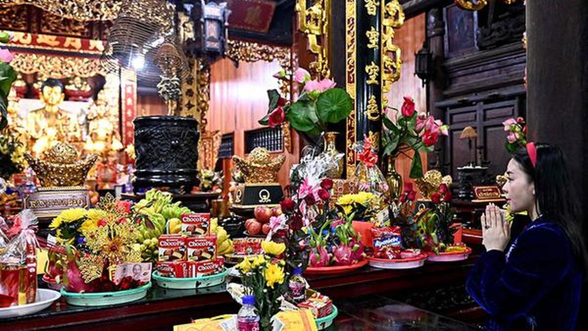 Vietnamese youth ‘pray’ for a partner on Valentine’s Day