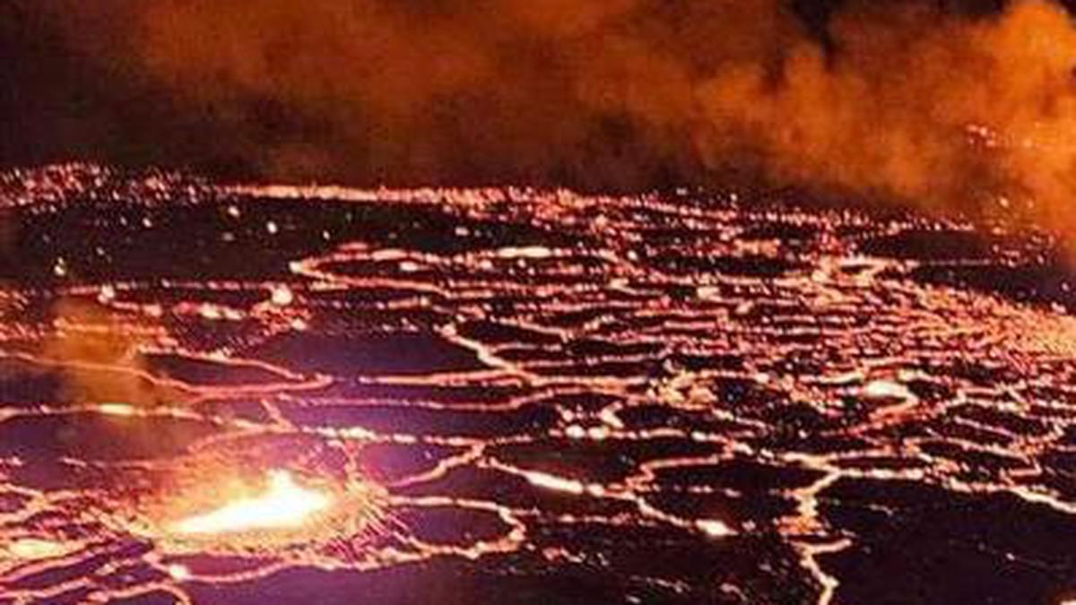 The ‘volcano tourists’ that vied to catch Iceland eruptions 