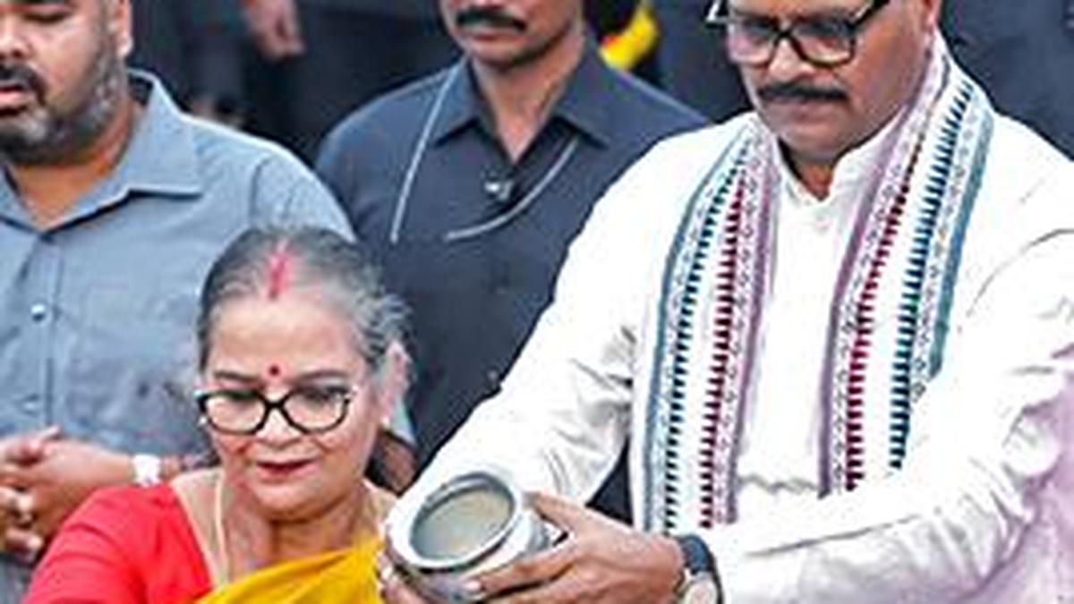 Opposition slams Lucknow mayor for her visit to slums to identify ‘illegal immigrants’