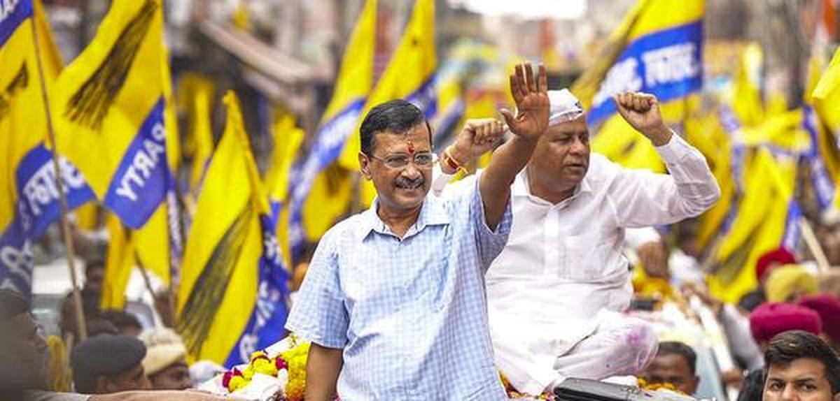 आप के राष्ट्रीय संयोजक अरविंद केजरीवाल 20 सितंबर, 2024 को यमुनानगर जिले में हरियाणा विधानसभा चुनाव से पहले पार्टी उम्मीदवार आदर्श पाल के समर्थन में रोड शो के दौरान।