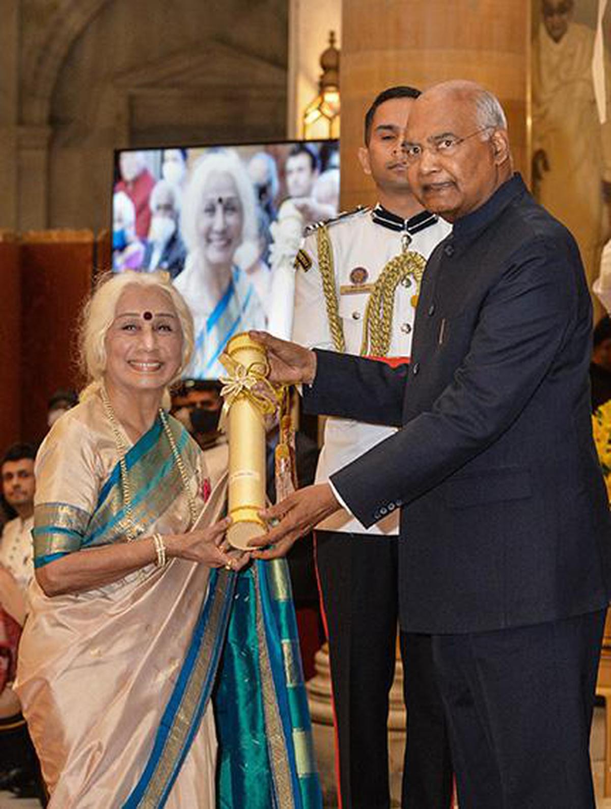 O presidente Ram Nath Kovind concedeu Padma Vibhushan a Prabha Atre pela arte.  arquivo