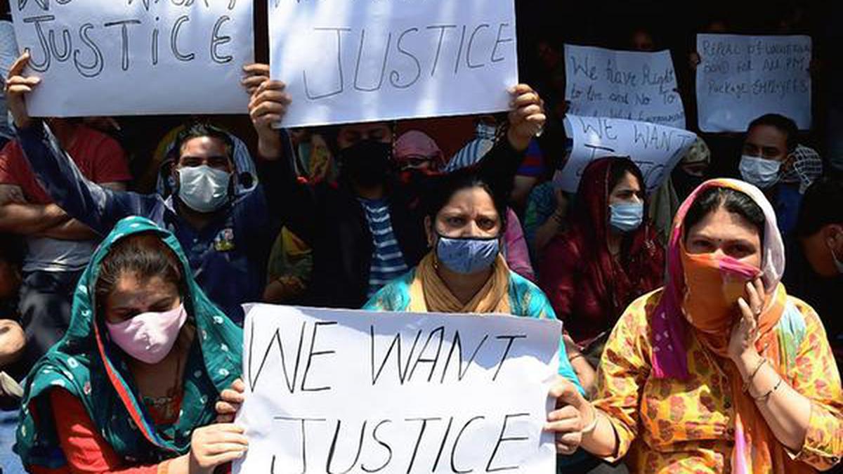 Rahul Bhat's killing | Kashmiri Pandits take out protest march in Srinagar