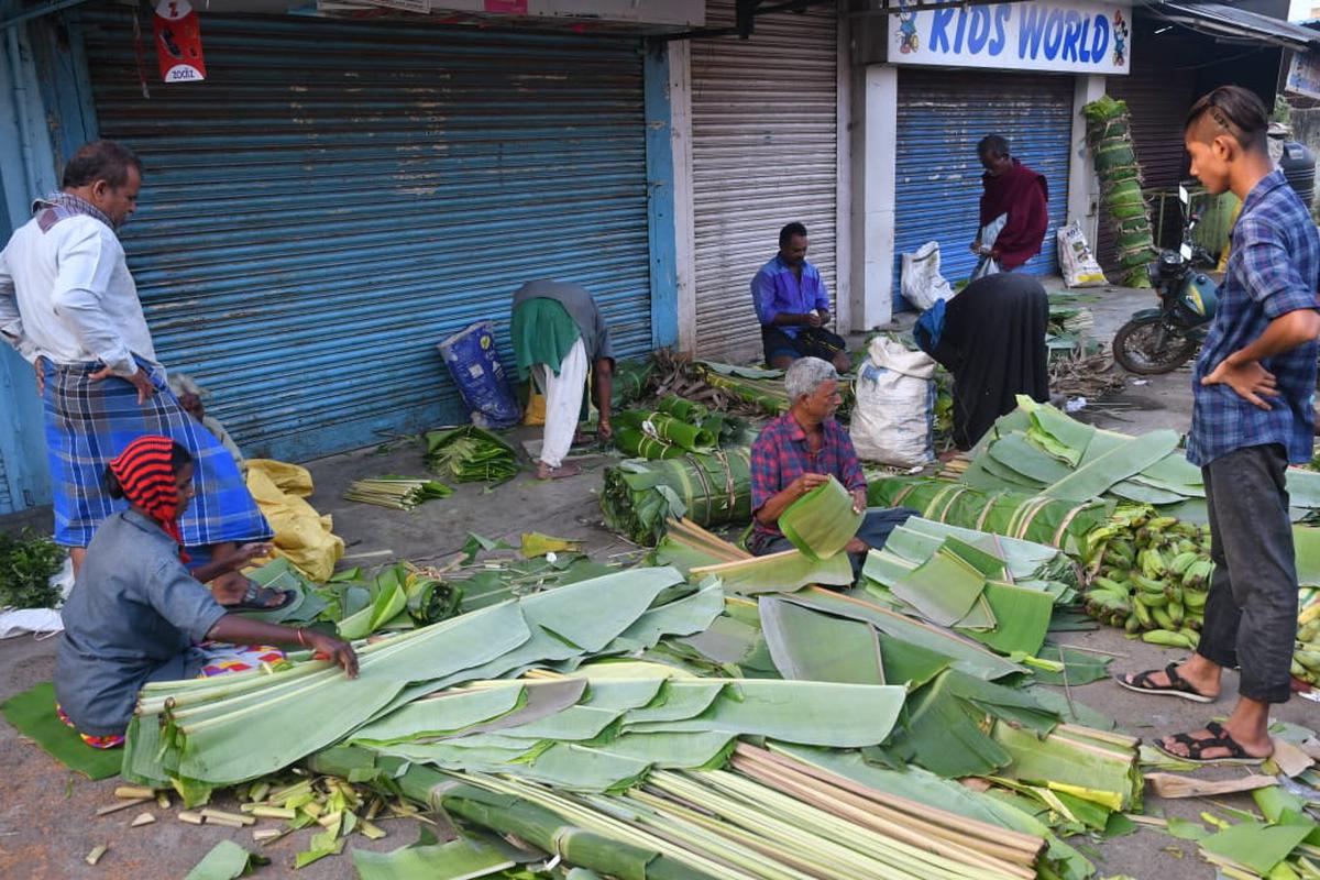 Ban on paper and plastic items during annadanam puts banana leaves traders in tight spot due to low supply in Tiruvannamalai
