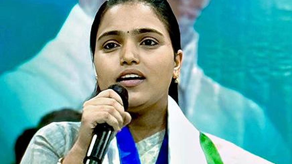 Araku MP Thanuja Rani seeks reopening of Chinabhogili railway gate in Parvatipuram-Manyam