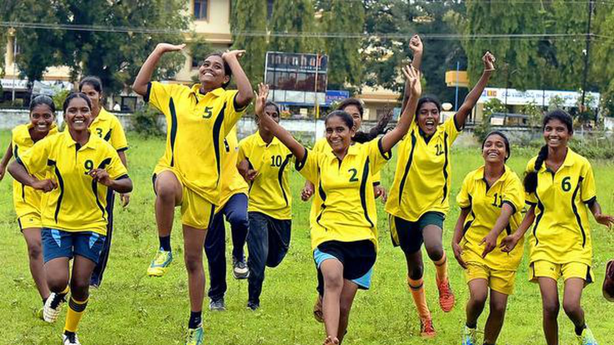 Guntur girls, Nellore boys lift rugby trophies - The Hindu