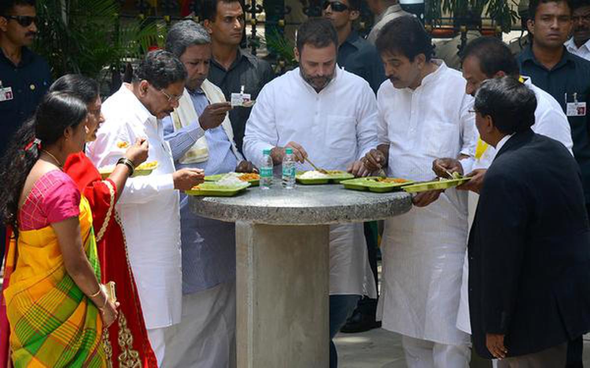 బెంగళూరులో ఇందిరా క్యాంటీన్‌ను ప్రారంభించిన తర్వాత కాంగ్రెస్ ఎంపీ రాహుల్ గాంధీ అప్పటి కర్ణాటక ముఖ్యమంత్రి సిద్ధరామయ్య మరియు ఇతర కాంగ్రెస్ నేతలతో కలిసి భోజనం చేస్తున్న ఫైల్ ఫోటో.