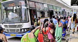 10 injured after Bengaluru-Athani bus rams into tree in Belagavi district -  The Hindu
