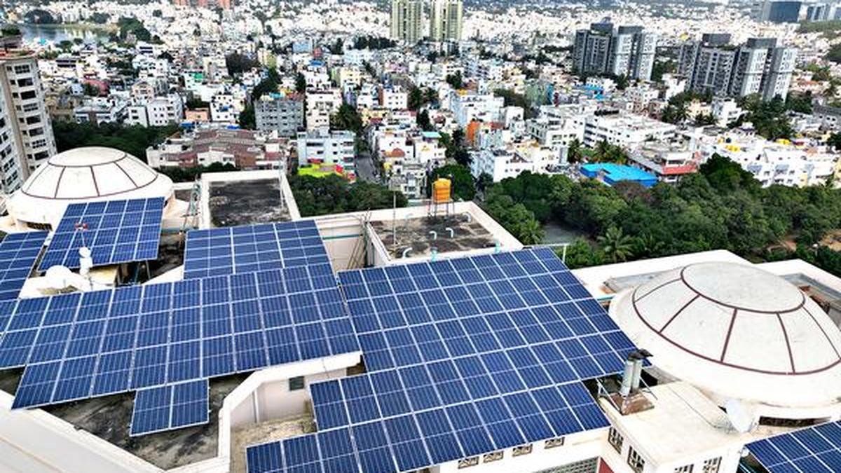 L’Inde exploite-t-elle bien son potentiel en matière d’énergie solaire sur les toits ? | Explication