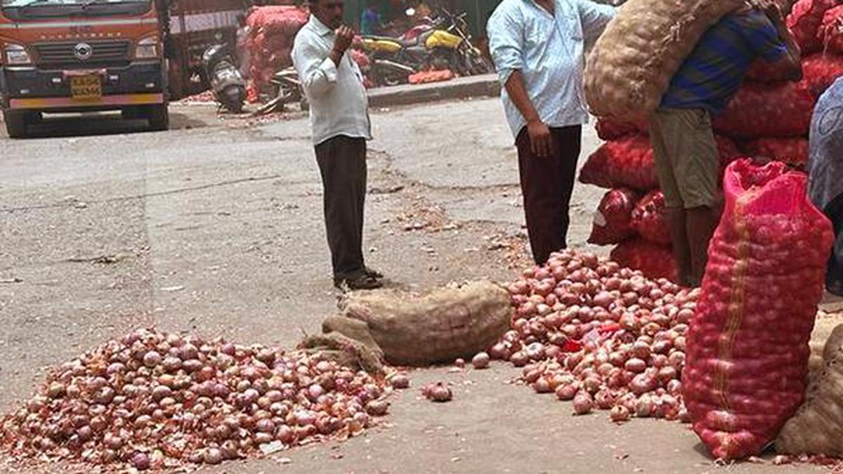 Onion prices come down in wholesale markets, but retailers in Bengaluru continue to sell at higher price