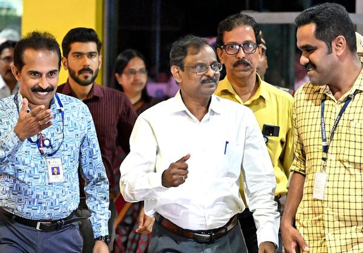 The new ISRO Chairman V. Narayanan (centre) arrives at Thiruvananthapuram airport on Saturday following the successful completion of the SpaDeX mission on January 16.