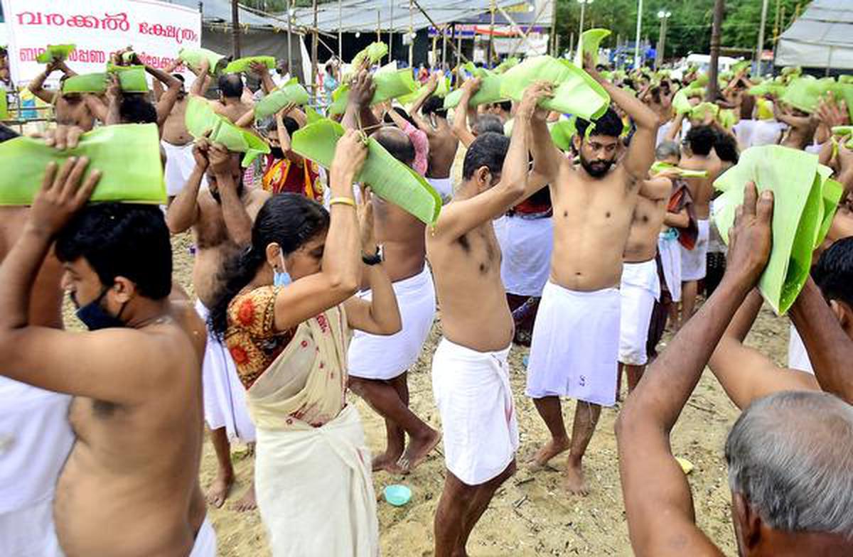 A large number of people offering ‘bali’ on the Varakkal beach in Kozhikode on the eve of Karkidaka Vavu on Wednesday