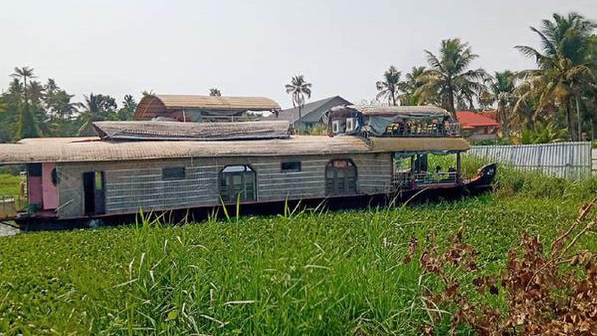 Drive against illegal houseboats continues in Alappuzha