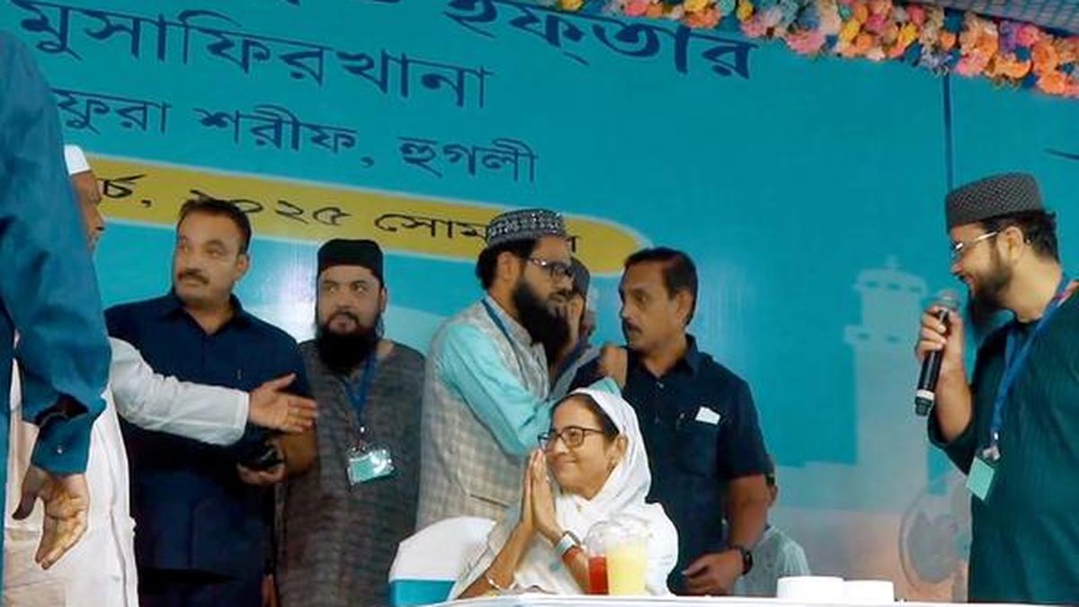 Mamata visits Furfura Sharif for iftar, sparks political speculations