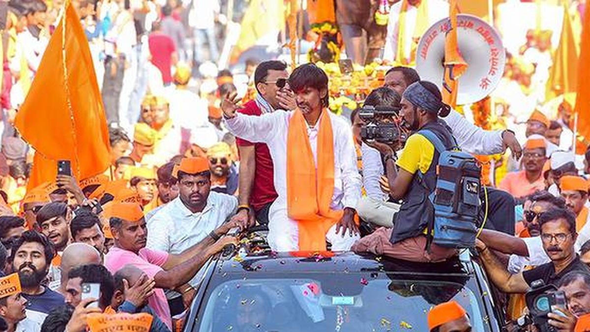 Maratha quota stir | Jarange reaches Mumbai outskirts with thousands of supporters
