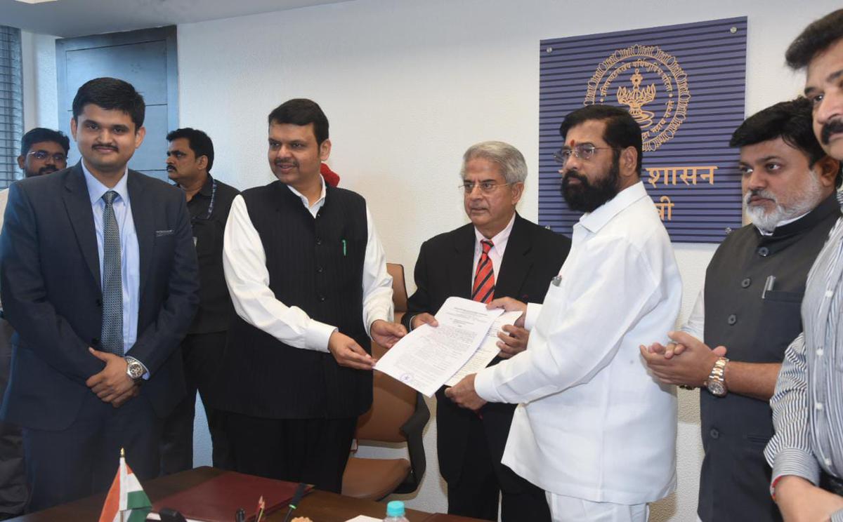 Pemerintah Maharashtra membagikan tanah kepada perusahaan Indonesia Sinar Mass Pulp & Paper untuk investasi sebesar ₹10.500 crore