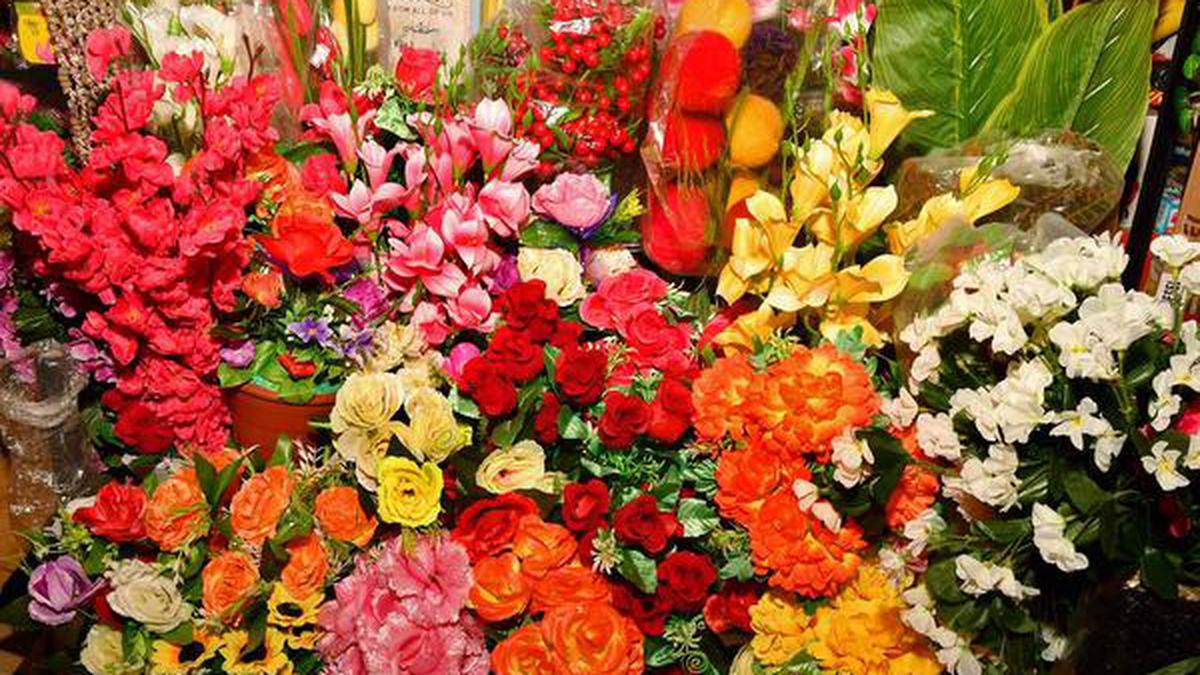 Bombay High Court seeks response from Centre and State on plastic flowers ban 