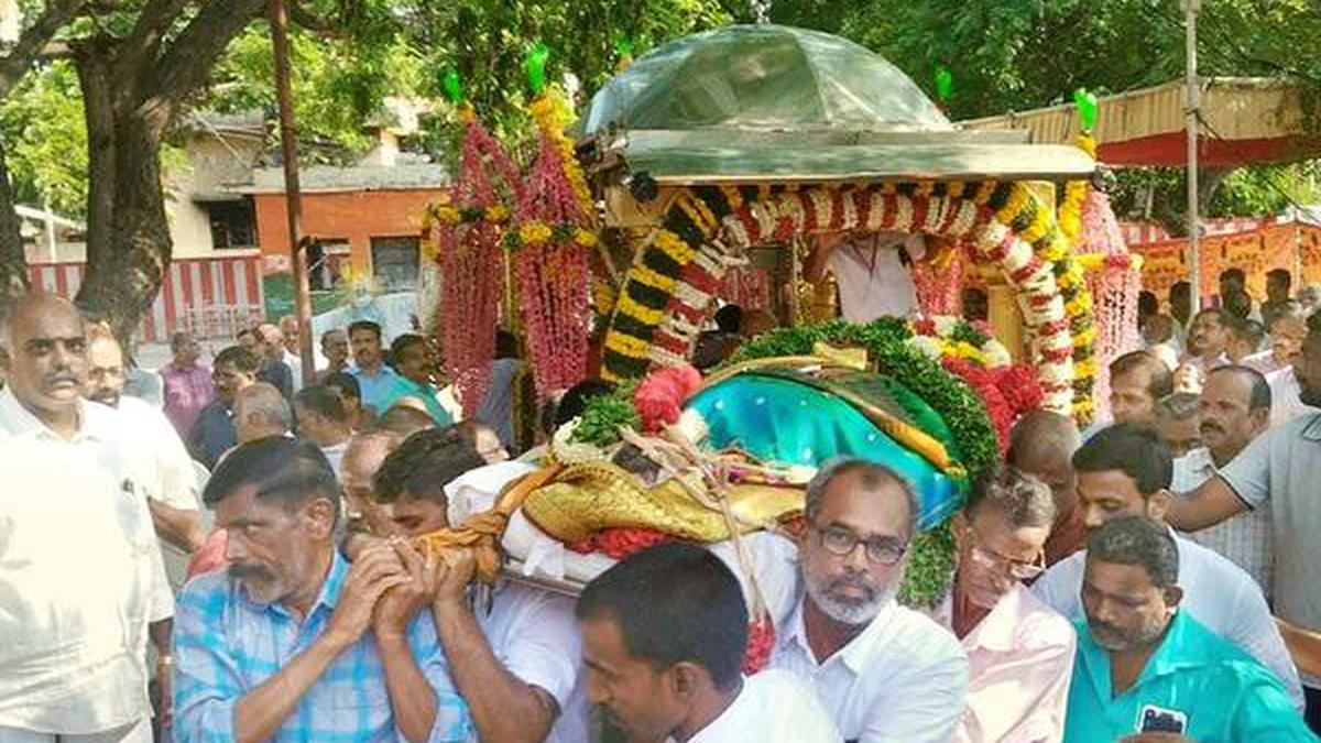 Public pay homage to Karumuttu T. Kannan, last rites performed in ...