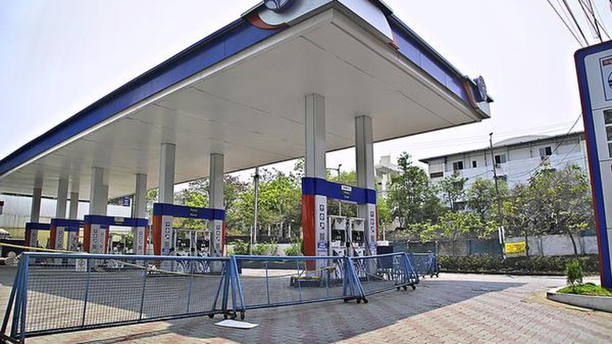 Petrol pump queues bring Hyderabad traffic to a crawl for second day