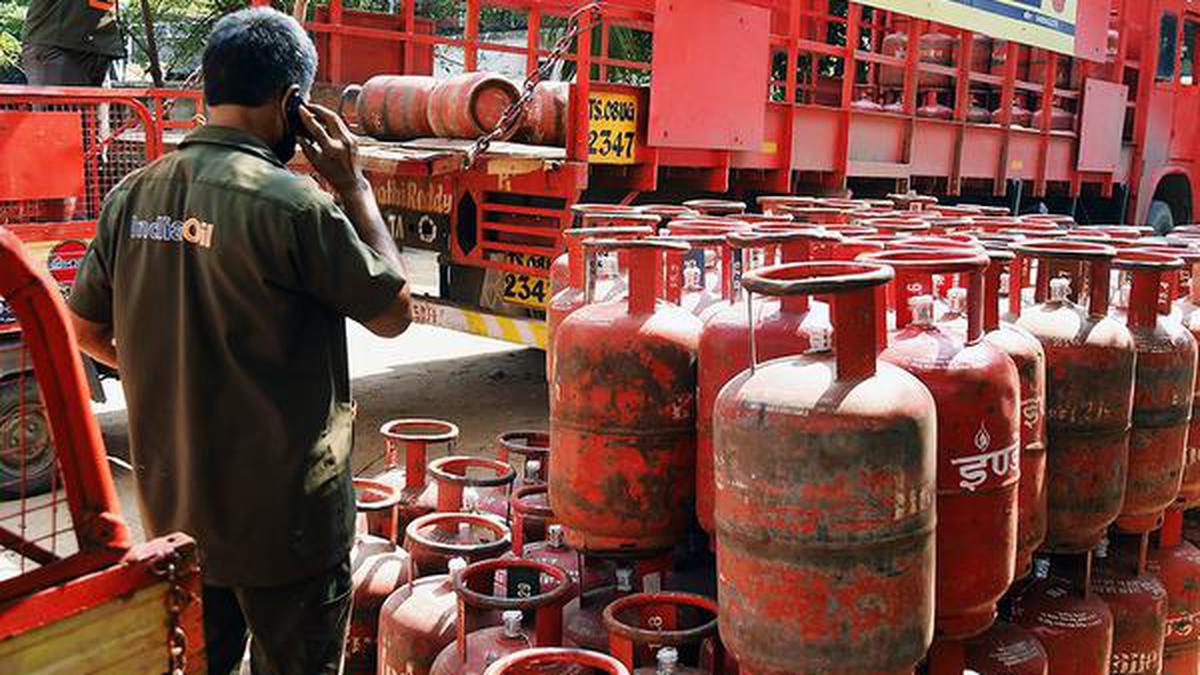 Data | LPG prices skyrocket to ₹999.5, cylinder usage in rural areas under 45%