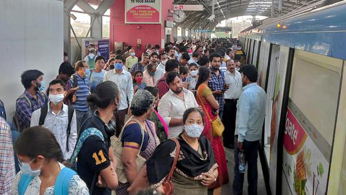 Metro Rail stops on tracks for half an hour