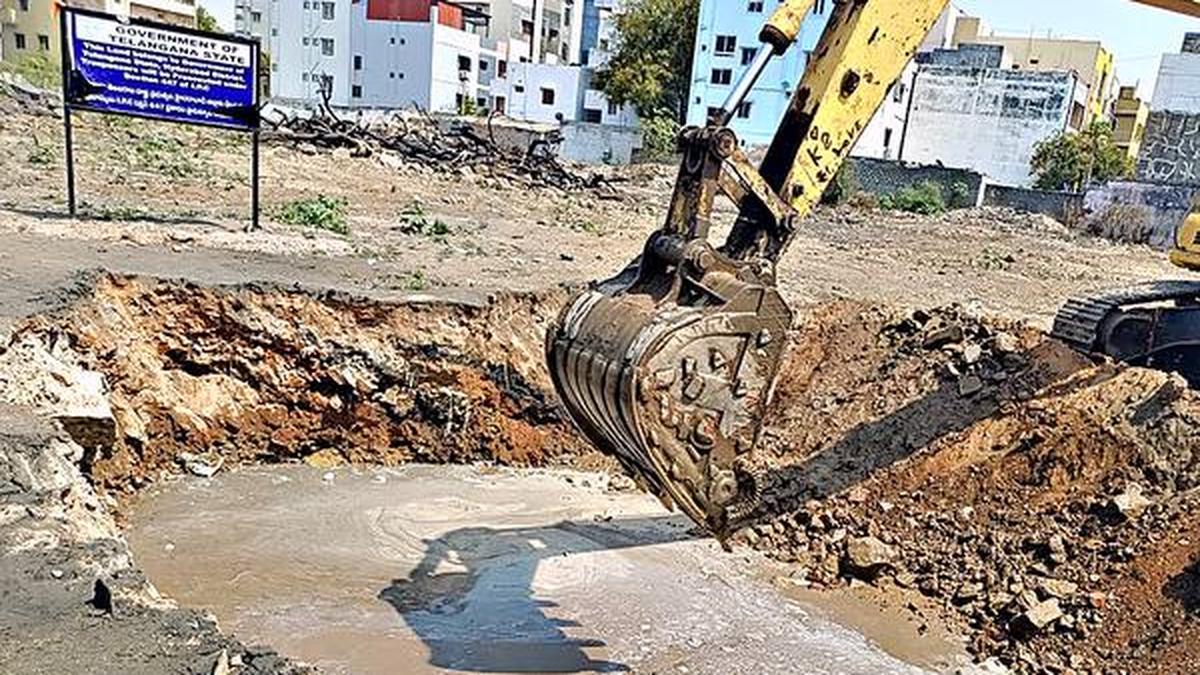 HYDRAA excavation at Bathukamma Kunta yields water