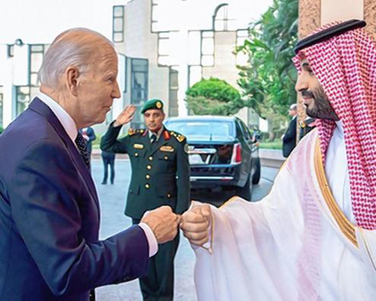 सऊदी रॉयल पैलेस द्वारा जारी इस छवि में, सऊदी क्राउन प्रिंस मोहम्मद बिन सलमान, शुक्रवार, 15 जुलाई, 2022 को जेद्दा, सऊदी अरब में अल-सलाम महल में आने के बाद राष्ट्रपति जो बिडेन को एक मुट्ठी टक्कर के साथ बधाई देते हैं। (बंदर) अलजलौद/सऊदी रॉयल पैलेस वाया एपी)