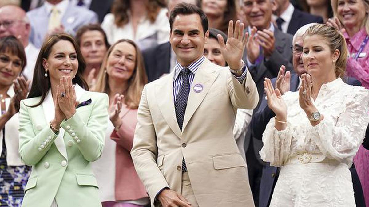 Andy Murray gets a win at rainy Wimbledon and a thumbs-up from Roger Federer