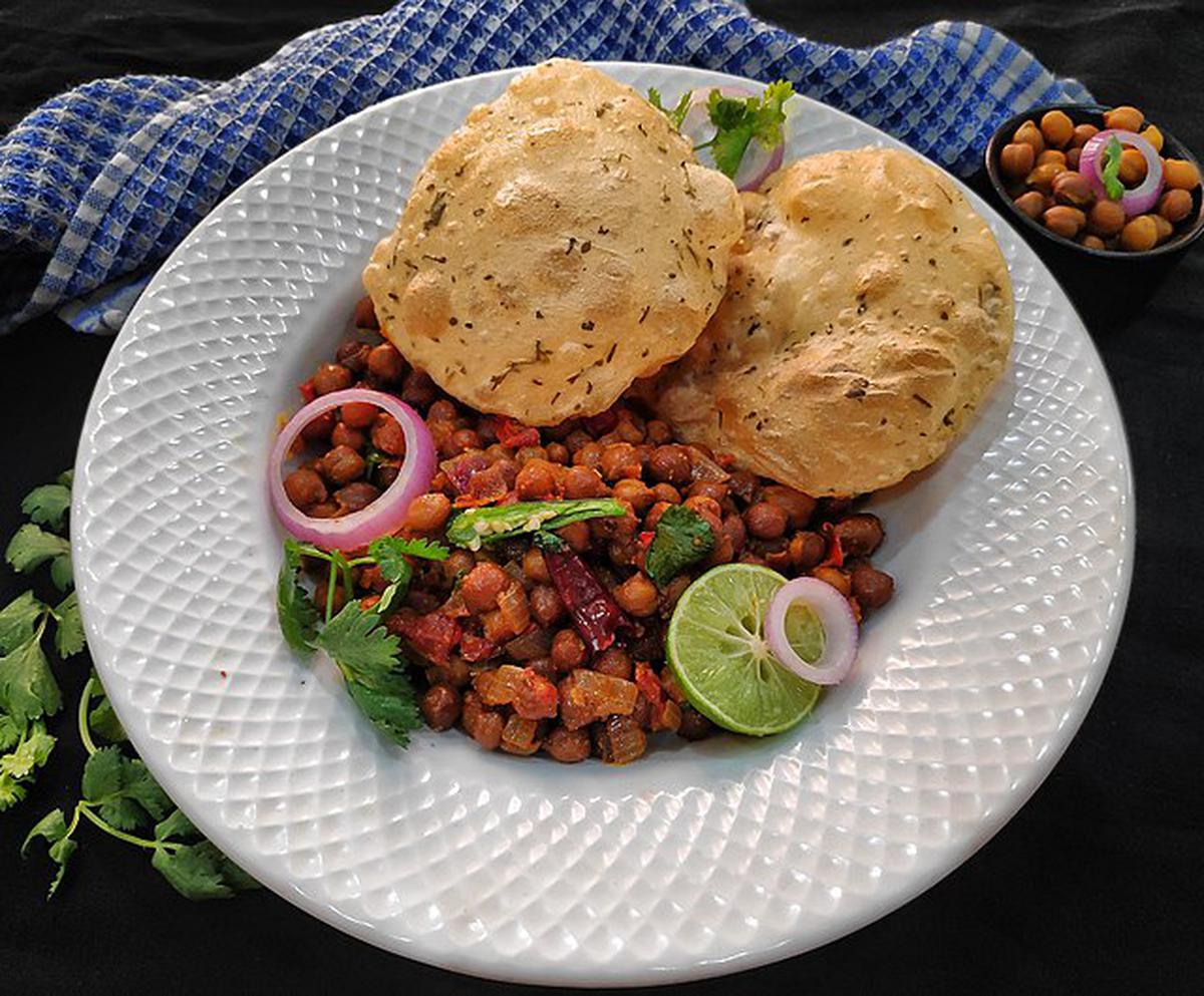 Sukha Kala Chana and Puri